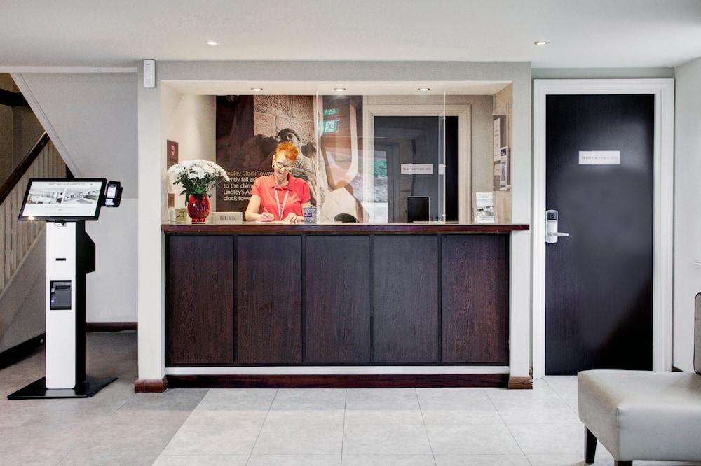 Premier Inn Huddersfield West Exterior foto