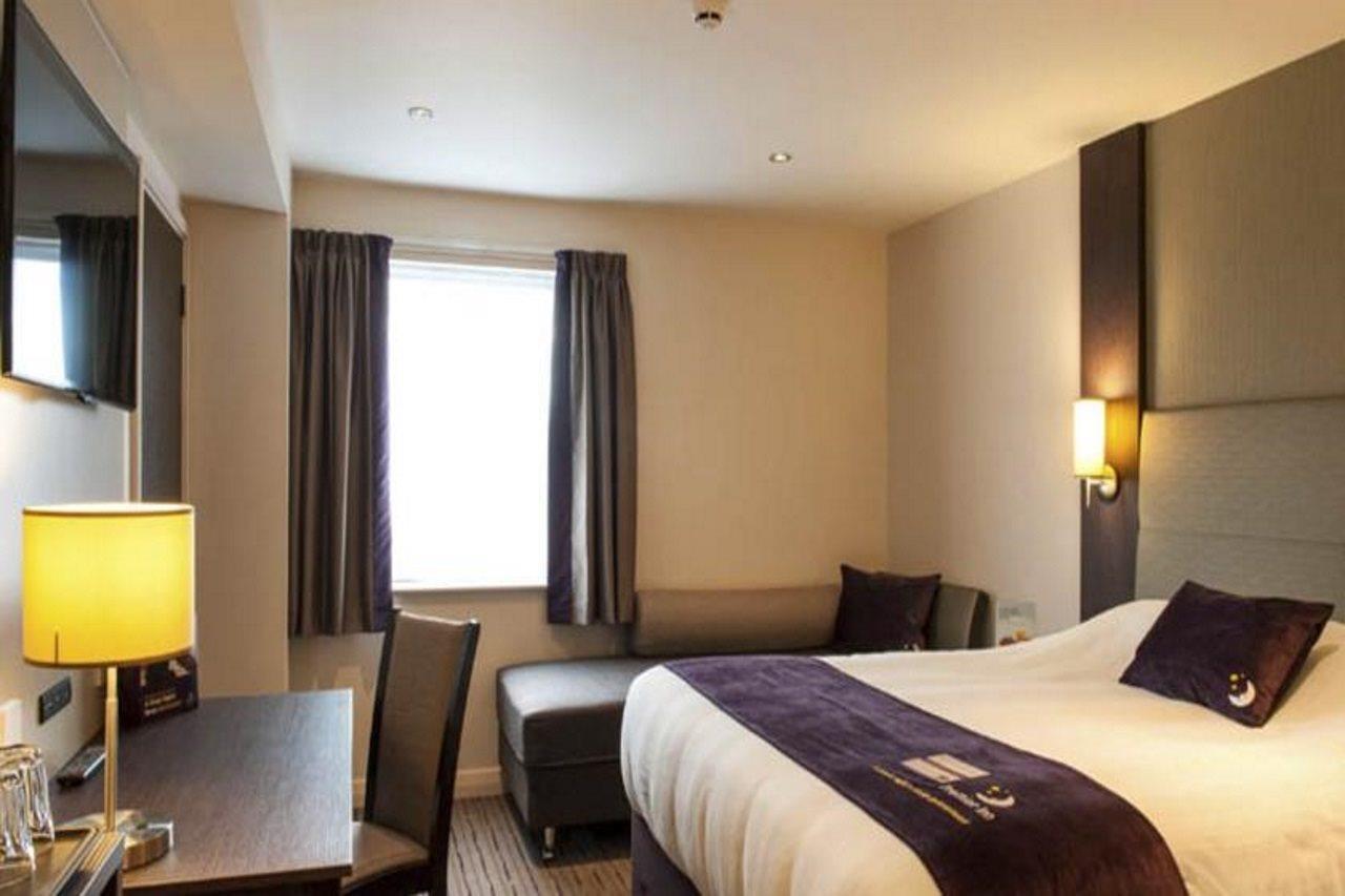 Premier Inn Huddersfield West Exterior foto
