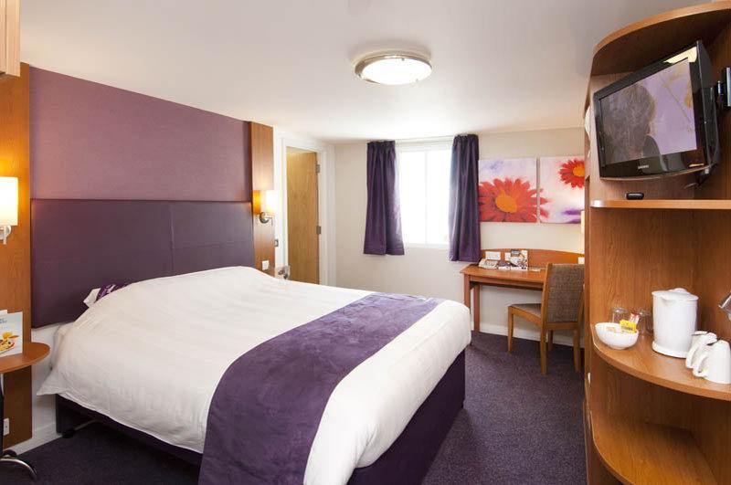 Premier Inn Huddersfield West Exterior foto