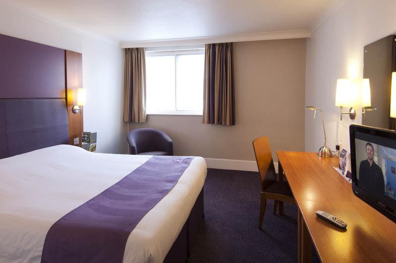 Premier Inn Huddersfield West Exterior foto