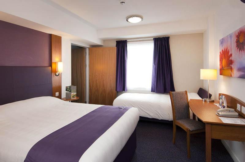 Premier Inn Huddersfield West Exterior foto